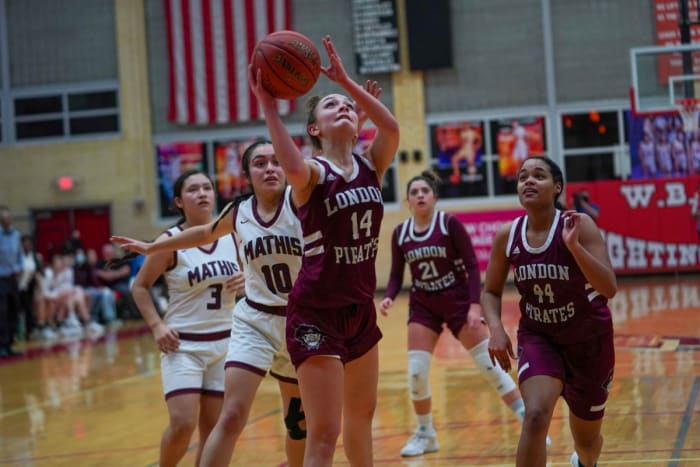 mathis-london-girls-basketball-playoffs00046